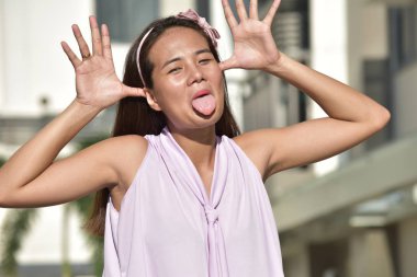 Genç Yetişkin kadın komik surat