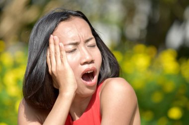 Uykulu bir genç kişi