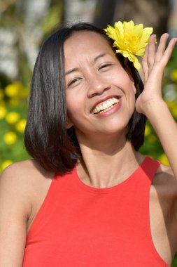 Oldukça farklı kadın ile bir çiçek gülümseyen