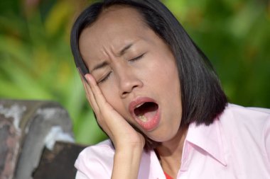 Uykulu bir güzel kadın