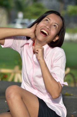 Genç çeşitli kadın ve kahkaha