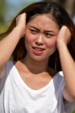 stres altında bir kadın