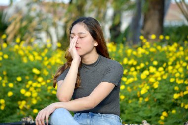 Alerjik bir kadın kadın