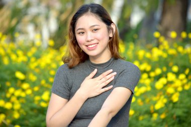 Minnettar genç çeşitli kadın