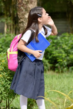 Çeşitli okul kız bağırarak kitaplar