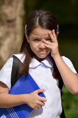 Ürkek çocuk kız öğrenci üniforma dizüstü bilgisayarlar ile