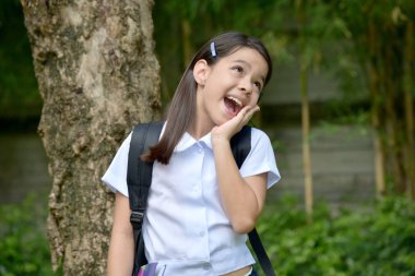 Okul üniforması giyen hazırlık kişi şaşırttı