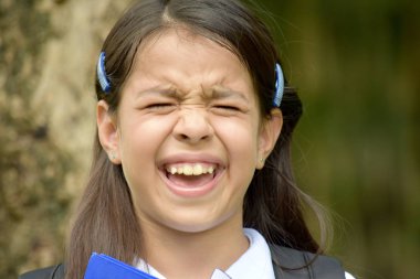 Sevimli kız öğrenci üniforma kitaplarla stres altında