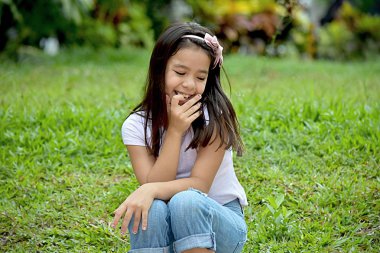 Ürkek bir kadın çocuk