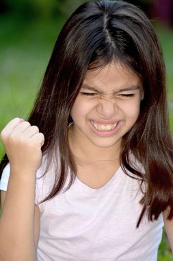 Üzgün bir genç çocuk