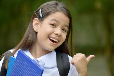 Kız öğrenci ve mutluluk kitaplar