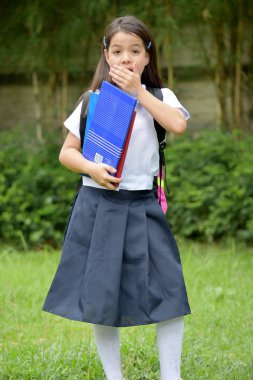Okul üniforması kitaplarla ürküyor sevimli kız öğrenci