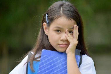 Okul üniforması giyen utangaç okul kız