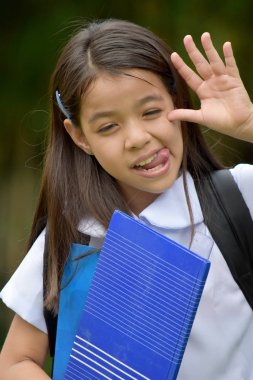 Katolik farklı kız öğrenci kitapları ile komik surat