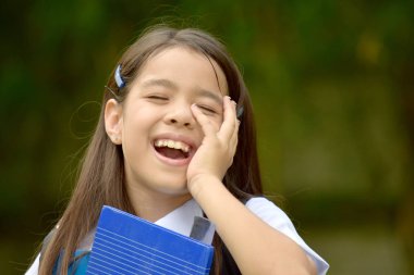 Kız öğrenci ve okul üniforması giyen kahkaha