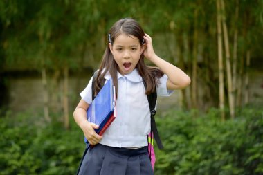 Kitaplar ile stres altında Katolik kız öğrenci