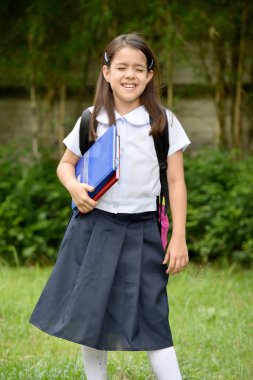 Asyalı çocuk kız öğrenci dizüstü bilgisayarlar ile stres altında