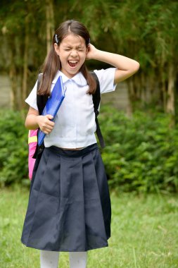 Dizüstü bilgisayarlar ile stresli çeşitli okul kız