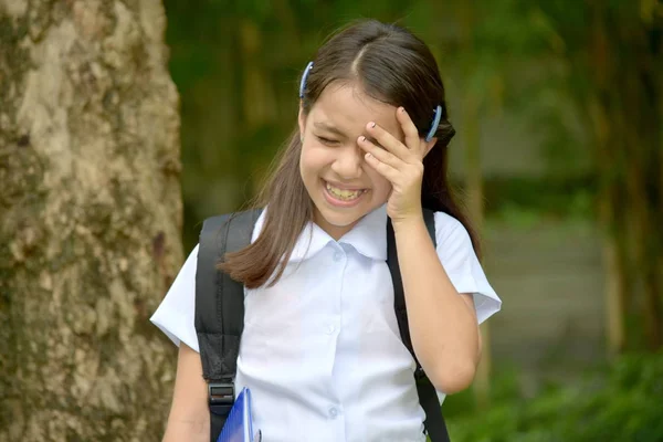 哭前亚洲女学生穿校服 — 图库照片