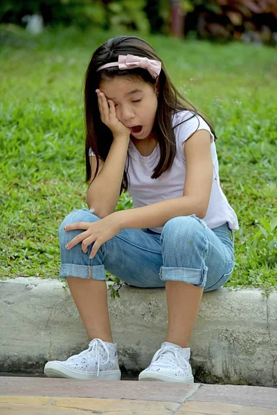 可爱的菲律宾女孩打哈欠 — 图库照片