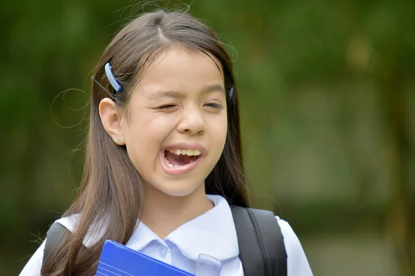 Criança Menina Estudante Fazendo Caras Engraçadas Vestindo Uniforme Escolar Com — Fotografia de Stock