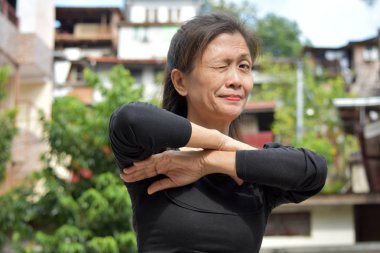 Azınlık kadın kıdemli göz kırpıyor