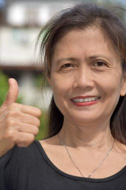 Başparmak yukarıya ile eski azınlık kadın kıdemli