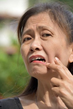 Diş ağrısı ile büyük azınlık kadın kıdemli