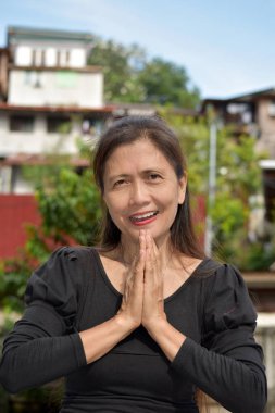 Filipina kadın kıdemli dua