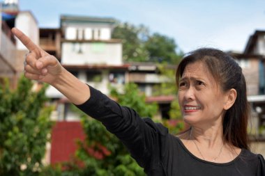 Filipina kadın kıdemli işaret