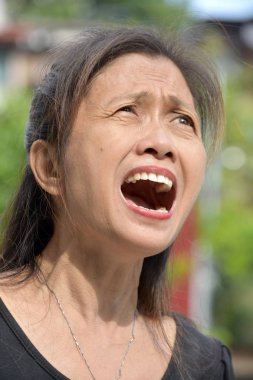 Azınlık kadın kıdemli bağıran emekli