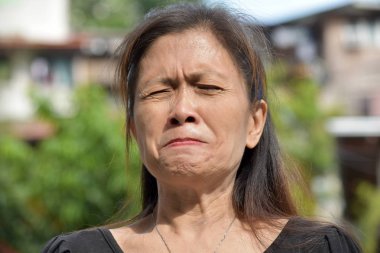 Endişeli bir Filipina kişi