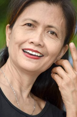 Gülümseyen Filipina kadın kıdemli