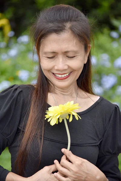 Portrait Une Personne Minoritaire Avec Une Fleur — Photo