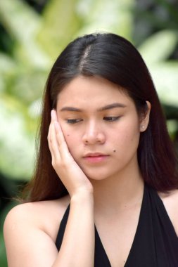 Genç Filipina kadın ve can sıkıntısı