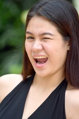 Kırpışan bir genç kadın