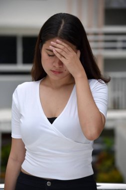 Endişeli genç Asyalı kadın