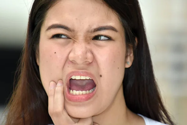歯痛に少数の若い大人の女性 — ストック写真