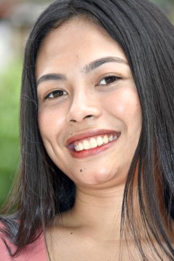 Azınlık Kadını Gülümsüyor