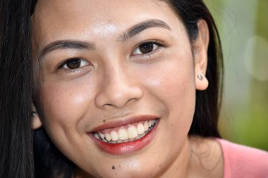 Gülümseyen genç çeşitli kadın