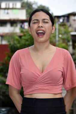 Yetişkin bir kadın bağırarak