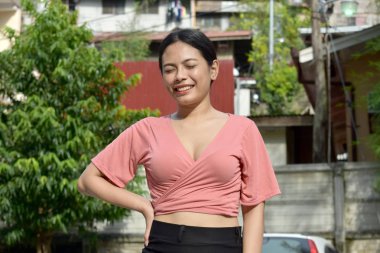 Gözleri kapalı olan Filipina kadın