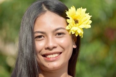 Gülümseyen genç çeşitli dişi çiçekler ile