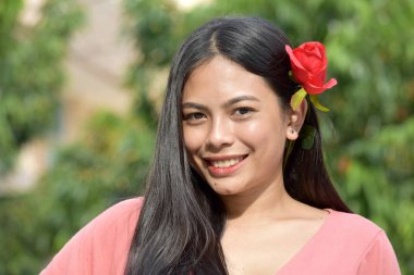 Mutlu yetişkin dişi çiçek ile