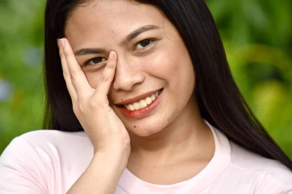 Una Femmina Adulta Timida — Foto Stock