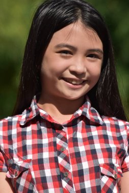 Gülümseyen güzel azınlık kız