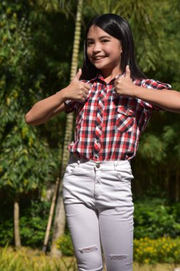 Başparmak yukarıya ile Asyalı kadın