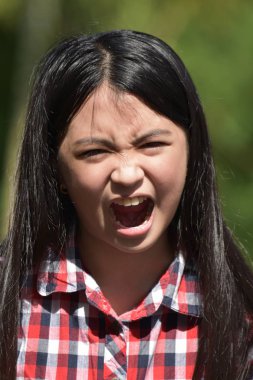 Petite azınlık kadın bağırarak