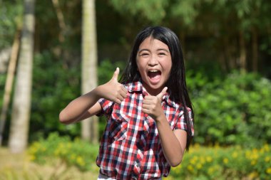 Filipina ergen başparmak yukarıya ile