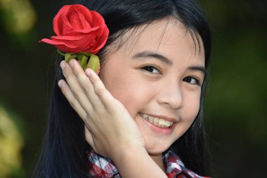 Azınlık erkek çiçekler ile gülümseyen